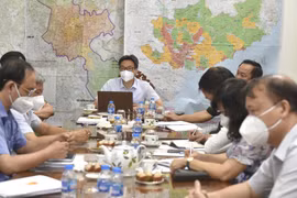 Phó Thủ tướng Vũ Đức Đam làm việc với lãnh đạo TP. Hồ Chí Minh về cung ứng hàng hóa thiết yếu cho người dân. (Ảnh: TTXVN phát)