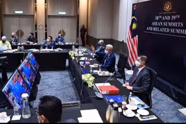 Thủ tướng Ismail Sabri Yaakob cùng các quan chức cấp cao Malaysia dự EAS 16. (Ảnh: Mạnh Tuân/TTXVN)