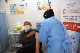 Tiêm chủng vaccine ngừa COVID-19 cho người dân tại Tripoli, Libya. (Ảnh: THX/TTXVN)