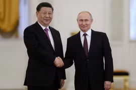 Chủ tịch Trung Quốc Tập Cận Bình (trái) và Tổng thống Nga Vladimir Putin (phải) tại cuộc gặp ở Moskva, Nga ngày 5/6/2019. (Ảnh: AFP/TTXVN)
