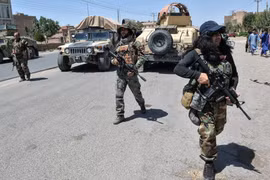 Binh sỹ Afghanistan trong cuộc giao tranh với lực lượng Taliban tại tỉnh Herat ngày 1/8/2021. (Ảnh: AFP/TTXVN)