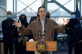Thống đốc bang New York Andrew Cuomo phát biểu tại New York, Mỹ, ngày 8/3/2021. (Ảnh: AFP/TTXVN)