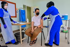 Tiêm vaccine phòng COVID-19 cho nhân viên y tế tại bệnh viện ở Sungai Buloh, gần Kuala Lumpur, Malaysia, ngày 3/3/2021. (Ảnh: THX/TTXVN)
