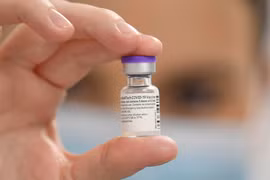 Vaccine ngừa COVID-19 của hãng Pfizer/ BioNTech. (Ảnh: AFP/TTXVN)