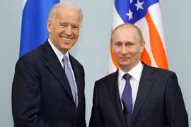 Tổng thống Nga Vladimir Putin (phải) và ông Joe Biden trong cuộc gặp tại Moskva, Nga, ngày 10/3/2011. (Ảnh: AFP/ TTXVN)
