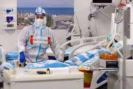 Điều trị cho bệnh nhân nhiễm COVID-19 tại bệnh viện ở Haifa, Israel. (Ảnh: AFP/TTXVN)