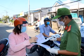 Chốt kiểm soát trên trục đường Hải Thượng Lãn Ông - Võ Văn Tần kiểm soát chặt người ra vào phường Phú Tài. (Ảnh: Nguyễn Thanh/TTXVN)