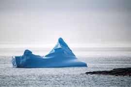 Một khối băng khổng lồ tách ra từ sông băng Nioghalvfjerdsfjorden trôi trên vùng biển phía Đông Nam Greenland ngày 20/8/2019. (Ảnh: AFP/TTXVN)
