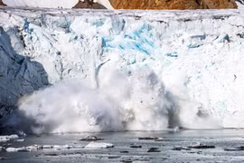 Băng lở từ sông băng Apusiajik ở gần Kulusuk, Greenland, ngày 17/8/2019. (Ảnh: AFP/TTXVN)