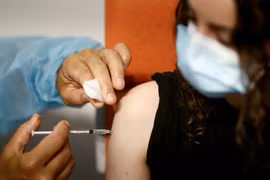 Tiêm vaccine COVID-19 tại Pháp. (Nguồn: Reuters)
