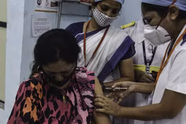 Nhân viên y tế tiêm vaccine phòng COVID-19 cho người dân tại Mumbai, Ấn Độ, ngày 16/1/2021. (Ảnh: THX/TTXVN)