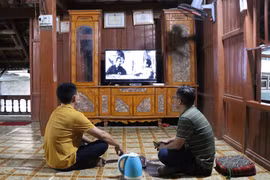 Người dân xã Mường Phăng xem những thước phim về cuộc đời, quá trình hoạt động cách mạng của Đại tướng Võ Nguyên Giáp. (Ảnh: Xuân Tiến/TTXVN)