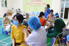 Tiêm vaccine Vero Cell (Sinopharm) mũi 1 cho người dân phường Mễ Trì, Hà Nội. (Ảnh: Hoàng Hiếu/TTXVN)