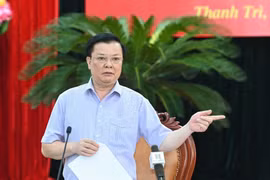 Bí thư Thành ủy Hà Nội Đinh Tiến Dũng trong buổi làm việc với Huyện ủy Thanh Trì về công tác phòng chống dịch COVID-19. (Ảnh: TTXVN)