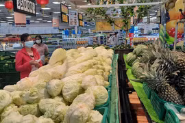 Dứa và rau củ quả bày bán trong siêu thị Co.opmart Cao Lãnh (Đồng Tháp) phục vụ khách hàng. (Ảnh: Nguyễn Văn Trí - TTXVN)