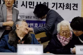 Hai nạn nhân "phụ nữ mua vui" tham dự một cuộc họp báo ở Seoul, Hàn Quốc, ngày 13/11/2019. (Nguồn: Reuters)