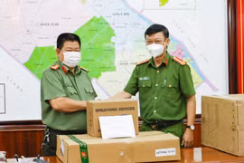 Lãnh đạo Cục Cảnh sát điều tra tội phạm về tham nhũng, kinh tế, buôn lậu (Bộ Công an) tặng máy thở, thiết bị y tế và 100 triệu đồng cho Công an thành phố Cần Thơ. (Ảnh: TTXVN phát)