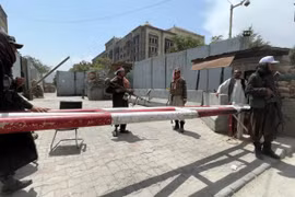 Các thành viên của lực lượng Taliban canh gác tại một điểm kiểm tra ở Kabul. (Nguồn: Ảnh Reuters)