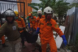 Nhân viên cứu hộ chuyển thi thể nạn nhân thiệt mạng trong trận động đất ở Mamuju, Tây Sulawesi, Indonesia, ngày 15/1/2021. Ảnh: THX/TTXVN