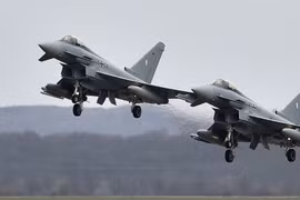 Hai máy bay phản lực Airbus Eurofighter bay ngang qua tại Căn cứ Không quân Đức ở Noervenich, Đức, ngày 21/3/ 2016. (Ảnh: AP)