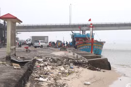 Bến cho tàu neo đậu của Cảng cá Cửa Việt bị sụt lún, hư hỏng. (Ảnh: Nguyên Lý/TTXVN)