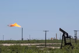 Một cơ sơ khai thác dầu tại Odessa, Texas, Mỹ. (Ảnh: AFP/TTXVN)
