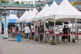 Người dân xếp hàng chờ xét nghiệm COVID-19 tại Seoul, Hàn Quốc, ngày 8/8/2021. (Ảnh: Yonhap/TTXVN)
