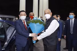 Lãnh đạo Chính quyền Bang Karnataka đón, tặng hoa Chủ tịch Quốc hội Vương Đình Huệ. (Ảnh: Doãn Tấn/TTXVN)