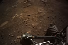 Hình ảnh do Cơ quan Hàng không và Vũ trụ Mỹ (NASA) cung cấp cho thấy tàu thám hiểm Perseverance di chuyển sau khi hạ cánh xuống bề mặt Sao Hỏa, ngày 21/2/2021. (Ảnh: AFP/TTXVN)