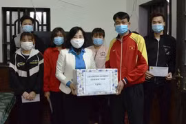 Chủ tịch Liên đoàn Lao động tỉnh Bắc Ninh Nguyễn Thị Vân Hà trao quà Tết cho công nhân lao động và chủ nhà trọ ở thôn Giang Liễu, xã Phương Liễu (Quế Võ). (Nguồn: Báo Bắc Ninh)