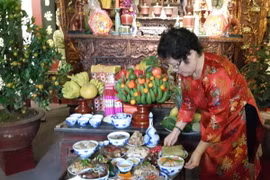 Chuẩn bị mâm cỗ Tết truyền thống Hà Nội. (Ảnh: Đinh Thị Thuận/TTXVN)