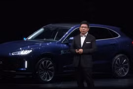 Giám đốc điều hành Richard Yu bên mẫu xe điện đầu tiên có hệ điều hành HarmonyOS. (Nguồn: CNBC)