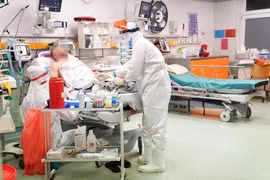 Nhân viên y tế điều trị cho bệnh nhân COVID-19 tại bệnh viện ở Vacsava, Ba Lan, ngày 1/3/2021. (Ảnh: PAP/TTXVN)