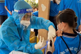 Long An tiêm vaccine phòng COVID-19 cho học sinh Trung học trước khi đến trường học trực tiếp. (Ảnh: Đức Hạnh/TTXVN)