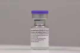 Vaccine phòng COVID-19 do công ty Pfizer (Mỹ) và BioNTech (Đức). (Ảnh: AFP/TTXVN)