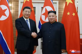 Nhà lãnh đạo Triều Tiên Kim Jong-un bắt tay Chủ tịch Trung Quốc Tập Cận Bình trong chuyến thăm của Chủ tịch Trung Quốc tại Bình Nhưỡng, Triều Tiên.(Nguồn: KCNA/Reuters)