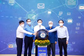 Chủ tịch Quốc hội Vương Đình Huệ và các đại biểu thực hiện nghi thức phát động nhắn tin “Toàn dân ủng hộ phòng, chống dịch bệnh COVID-19”. (Ảnh: Doãn Tấn/TTXVN)