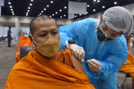Tiêm vaccine ngừa COVID-19 cho người tu hành ở Bangkok, Thái Lan ngày 31/7/2021. (Ảnh: THX/TTXVN)