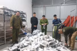 Lực lượng chức năng phát hiện thu giữ các sản phẩm quần áo, giầy dép lậu tại Hải Dương. (Ảnh: TTXVN phát)
