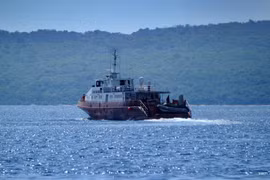 Tàu của lực lượng cứu hộ Indonesia tham gia tìm kiếm tàu ngầm KRI Nanggala-402 bị chìm trên vùng biển ngoài khơi đảo Bali, ngày 25/4/2021. (Ảnh: AFP/TTXVN)