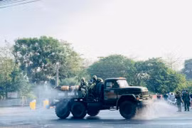 Bộ Tư lệnh Quân đoàn 4 ra quân phun khử khuẩn, làm sạch khuôn viên Trường Đại học Thủ Dầu Một, Bình Dương. (Ảnh: Chí Tưởng - Việt Hưng/TTXVN)