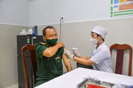 Tiêm vaccine phòng COVID-19, đợt 1 năm 2021 cho cán bộ, chiến sỹ Bệnh viện Quân y 121 - Cục Hậu cần Quân khu 9. (Ảnh: TTXVN)