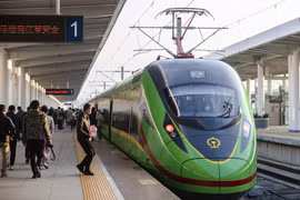 Đoàn tàu điện đa năng (EMU) của Đường sắt Trung Quốc-Lào đến Ga Đường sắt Yuxi ở Yuxi thuộc tỉnh Vân Nam, Tây Nam Trung Quốc, ngày 3/12. (Nguồn: Xinhua/AP)