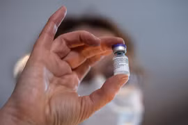 Vaccine phòng COVID-19 do hãng dược Pfizer (Mỹ) và BioNTech (Đức) phối hợp phát triển. (Ảnh: THX/TTXVN)
