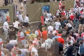 [Video] Hành vi đáng xấu hổ của CĐV Anh sau trận chung kết EURO 2020