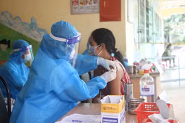 Sóc Trăng đẩy nhanh tiến độ tiêm chủng vaccine phòng COVID-19 cho người dân, đặc biệt là đối tượng có nguy cơ cao, tiến tới mục tiêu đạt miễn dịch cộng đồng. (Ảnh: Chanh Đa/TTXVN)