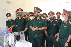 Thượng tướng Võ Minh Lương kiểm tra công tác triển khai Bệnh viện dã chiến truyền nhiễm số 5D. (Nguồn: http://baochinhphu.vn)
