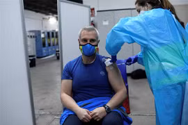 Tiêm vaccine ngừa COVID-19 của Pfizer/BioNTech cho nhân viên y tế tại Madrid, Tây Ban Nha ngày 12/1/2021. (Ảnh: AFP/TTXVN)