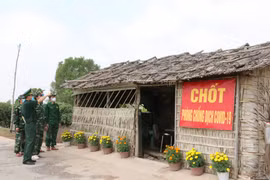 Lãnh đạo đồn biên phòng Bến Phố kiểm tra chốt phòng chống dịch trên địa bàn xã Hưng Điền A, huyện Vĩnh Hưng (Long An). Ảnh: Thanh Bình-TTXVN