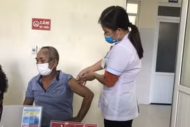 Tiêm vaccine COVID-19 cho người dân tại Trung tâm Y tế huyện Vị Xuyên, Hà Giang. (Ảnh: Nguyễn Chiến/TTXVN) 